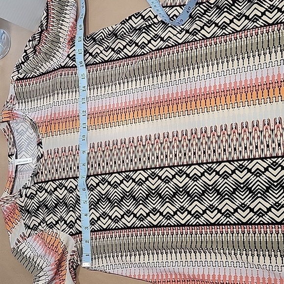 BCBGeneration Geometric Abstract Pattern Shift Dress, Size M, Short Sleeved EUC. - Picture 5 of 9